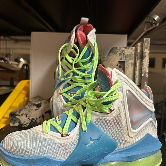 Lebron 19 size 8 Men’s - Picture 2 of 3